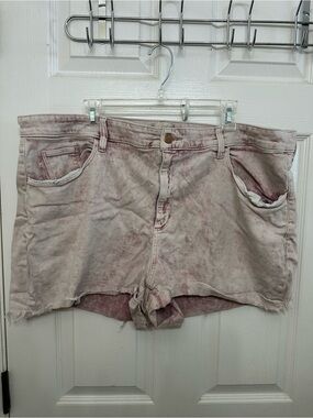 Universal Thread women’s plus Pink Acid Washed Denim Shorts size 22w